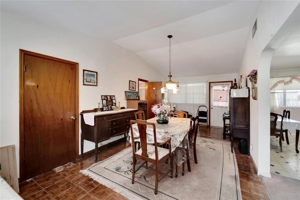 For Sale: $310,000 (2 beds, 2 baths, 1032 Square Feet)