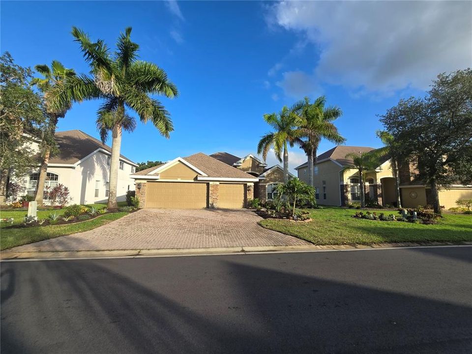 For Sale: $650,000 (4 beds, 2 baths, 2454 Square Feet)