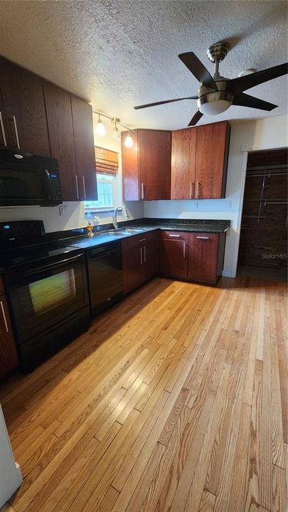 For Sale: $250,000 (2 beds, 1 baths, 928 Square Feet)