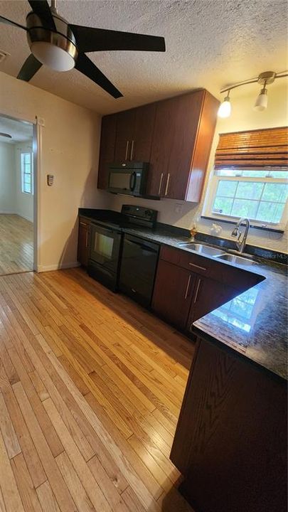 For Sale: $250,000 (2 beds, 1 baths, 928 Square Feet)