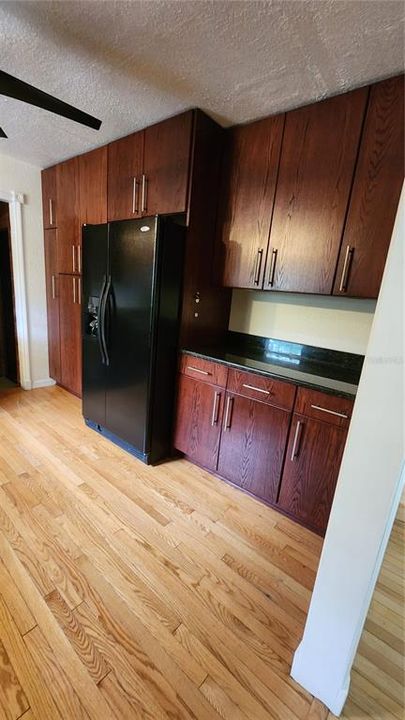 For Sale: $250,000 (2 beds, 1 baths, 928 Square Feet)