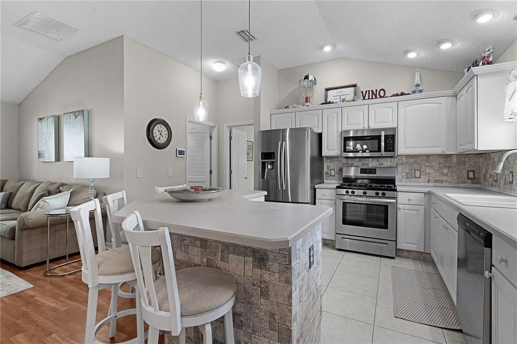 For Sale: $384,900 (3 beds, 2 baths, 1392 Square Feet)