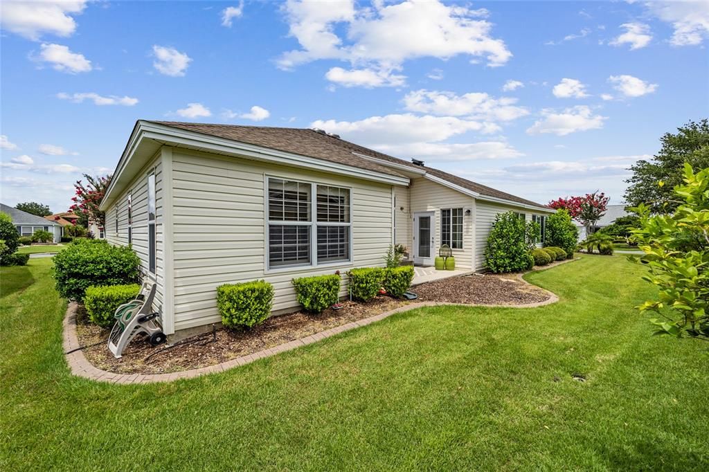 Huge Side Yard - Room for large pool