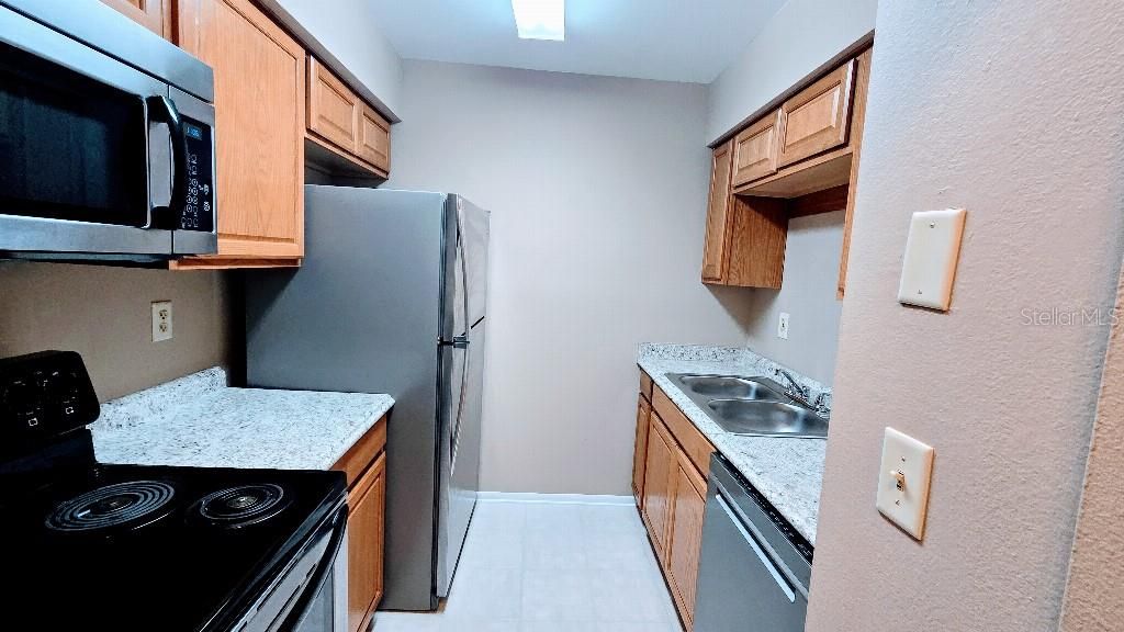 For Sale: $182,500 (2 beds, 2 baths, 912 Square Feet)