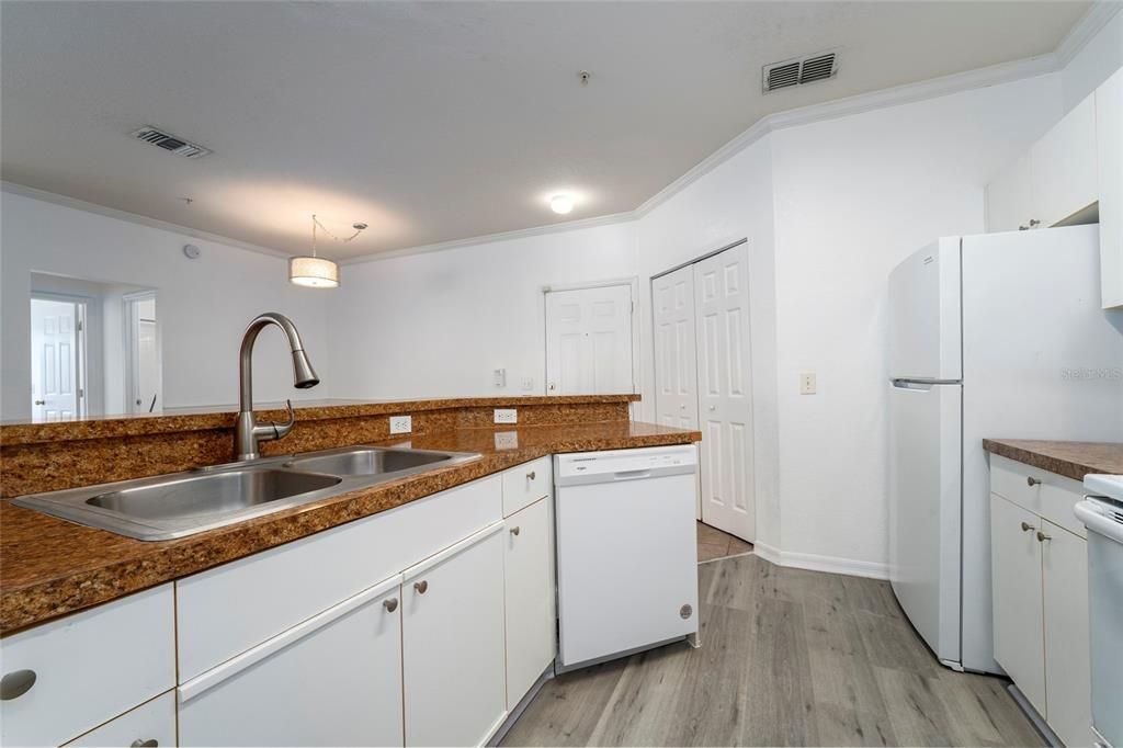 For Sale: $239,900 (2 beds, 2 baths, 1174 Square Feet)