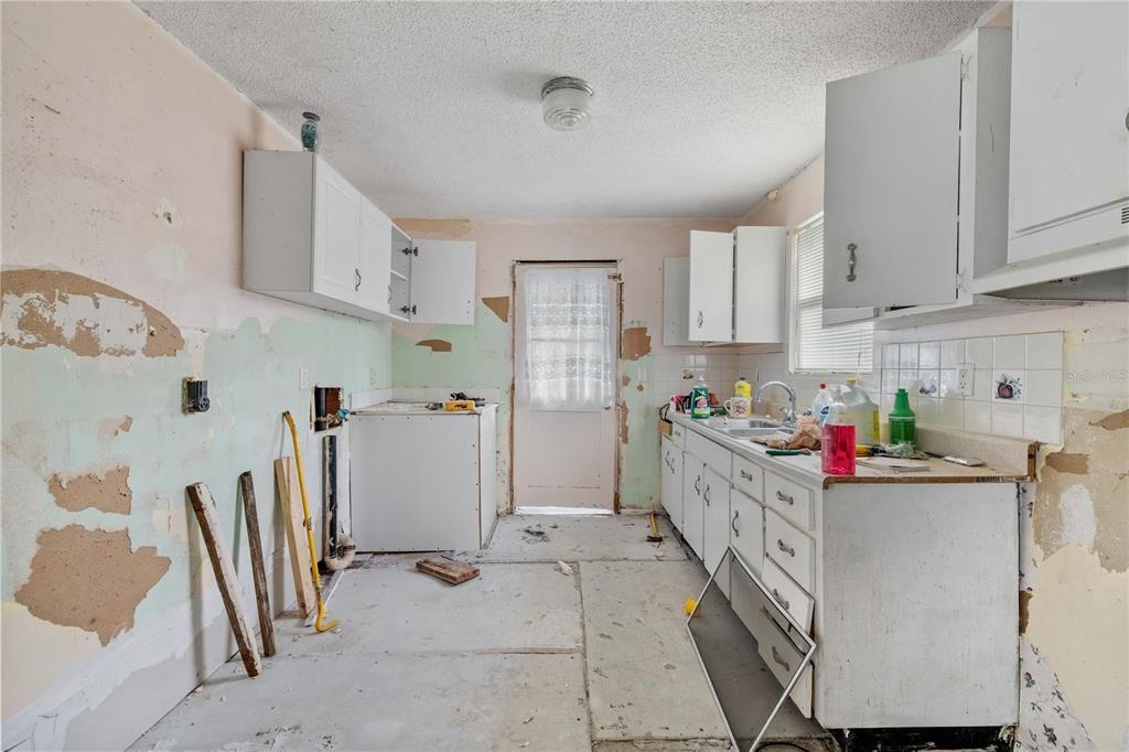 For Sale: $138,000 (2 beds, 2 baths, 916 Square Feet)