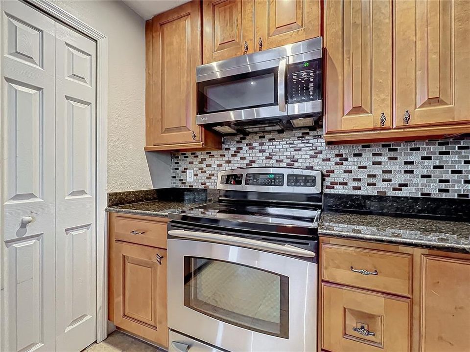 For Sale: $189,000 (2 beds, 2 baths, 804 Square Feet)