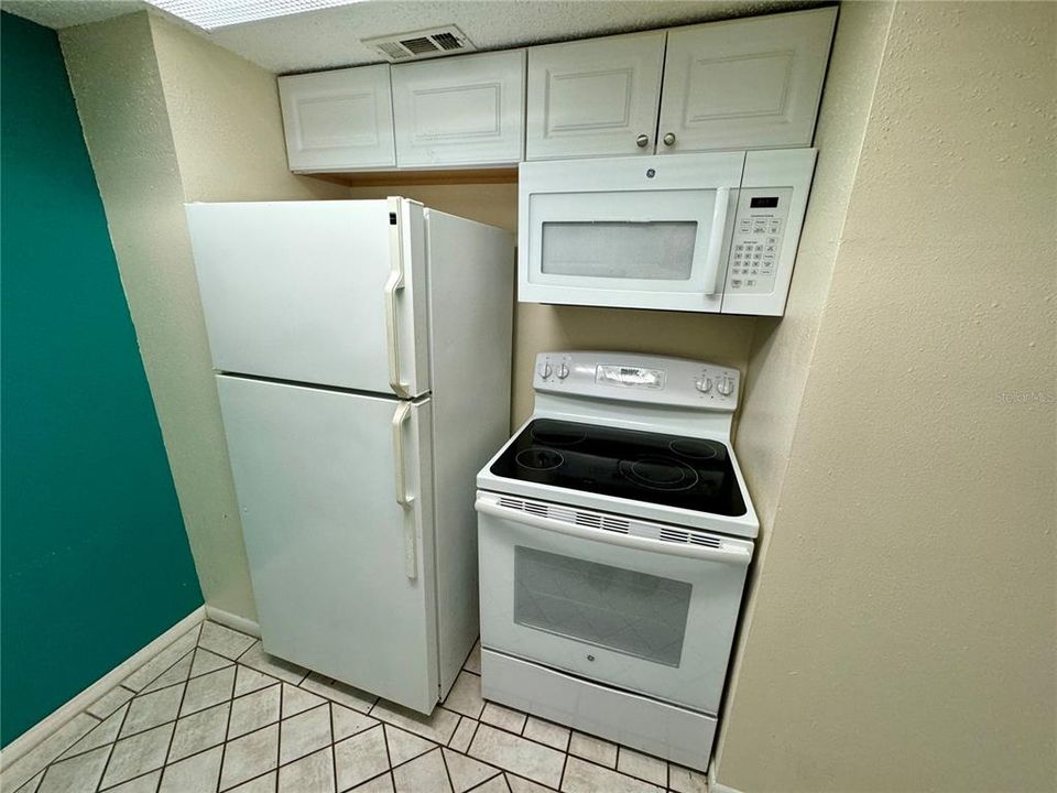 For Sale: $299,900 (1 beds, 1 baths, 470 Square Feet)