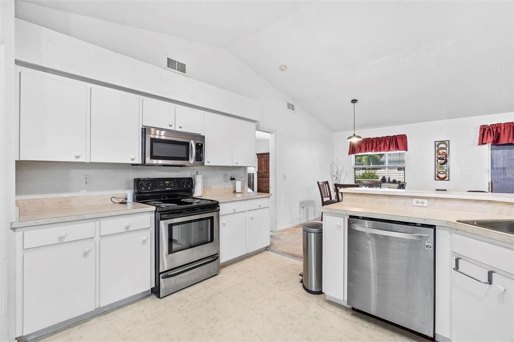 For Sale: $315,000 (3 beds, 2 baths, 1641 Square Feet)