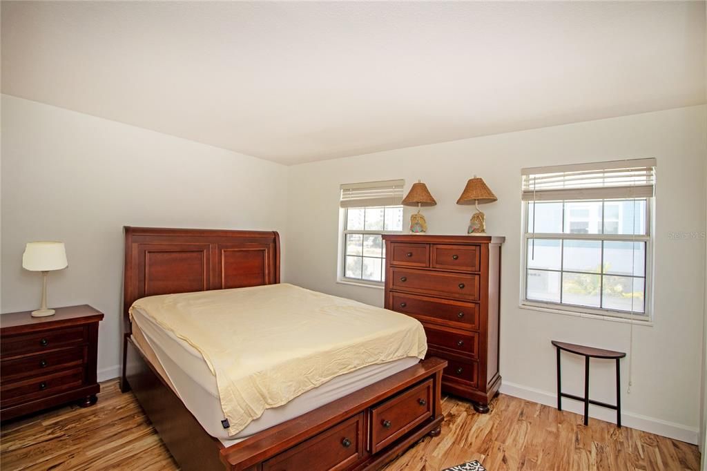 For Sale: $399,000 (2 beds, 1 baths, 1152 Square Feet)