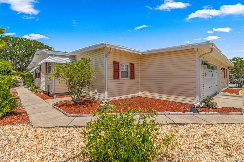 Active With Contract: $189,900 (2 beds, 2 baths, 1274 Square Feet)