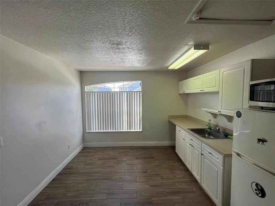 For Rent: $1,050 (1 beds, 1 baths, 748 Square Feet)