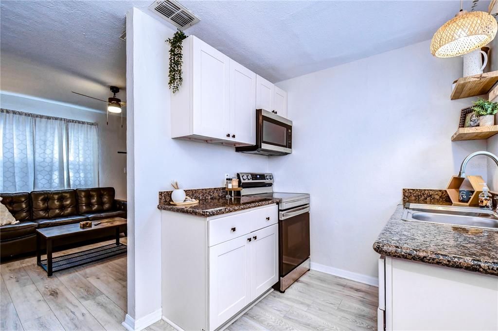 For Sale: $275,000 (2 beds, 1 baths, 822 Square Feet)