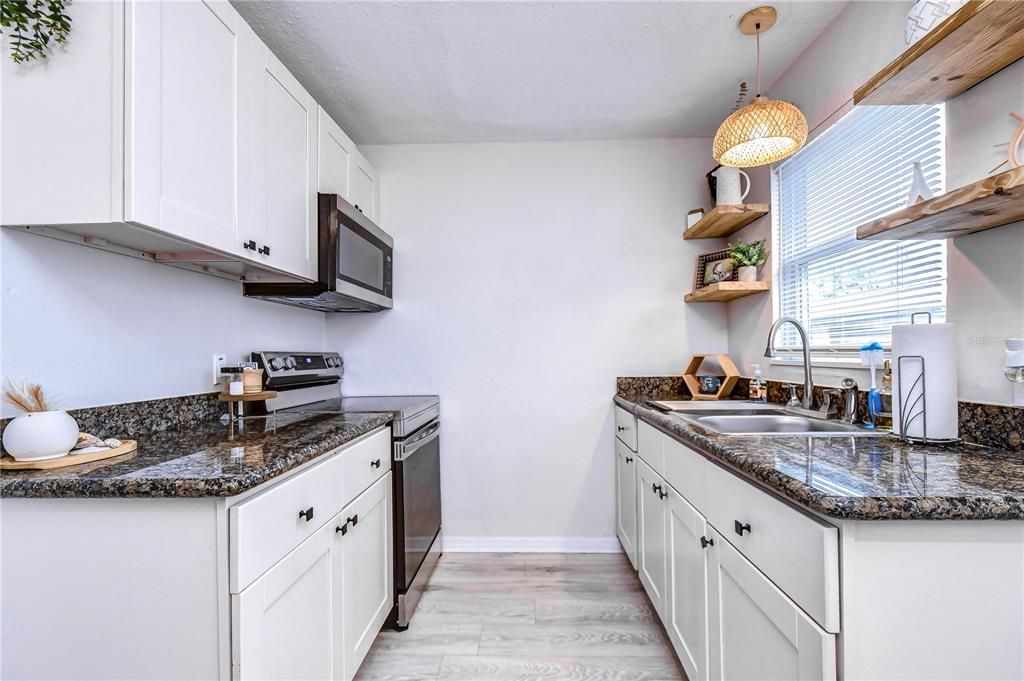 For Sale: $275,000 (2 beds, 1 baths, 822 Square Feet)