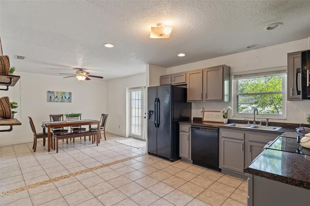 For Sale: $387,000 (5 beds, 2 baths, 1664 Square Feet)