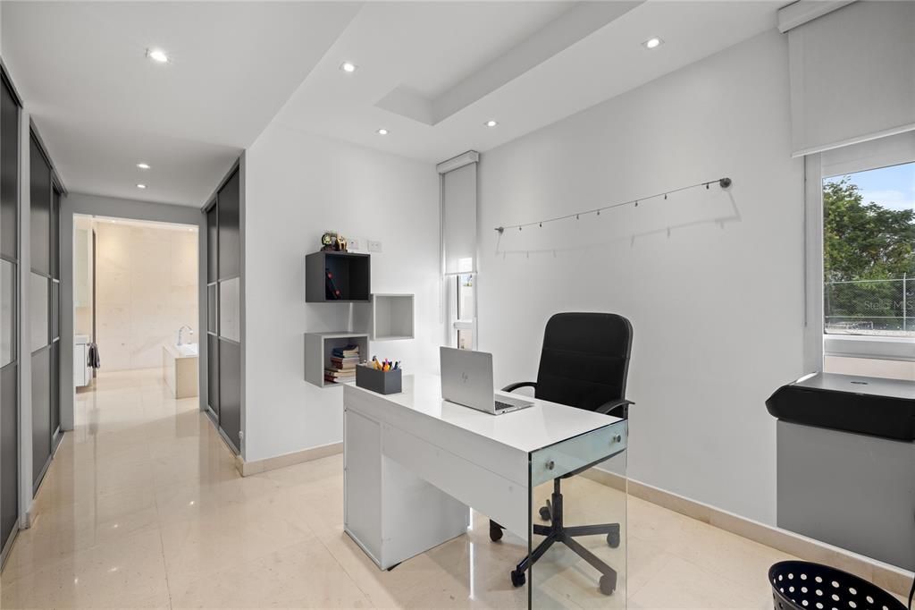 For Sale: $2,900,000 (5 beds, 5 baths, 6000 Square Feet)