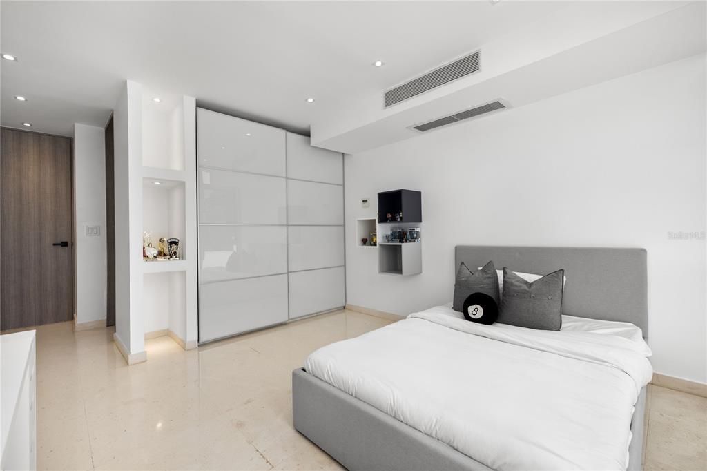 For Sale: $2,900,000 (5 beds, 5 baths, 6000 Square Feet)