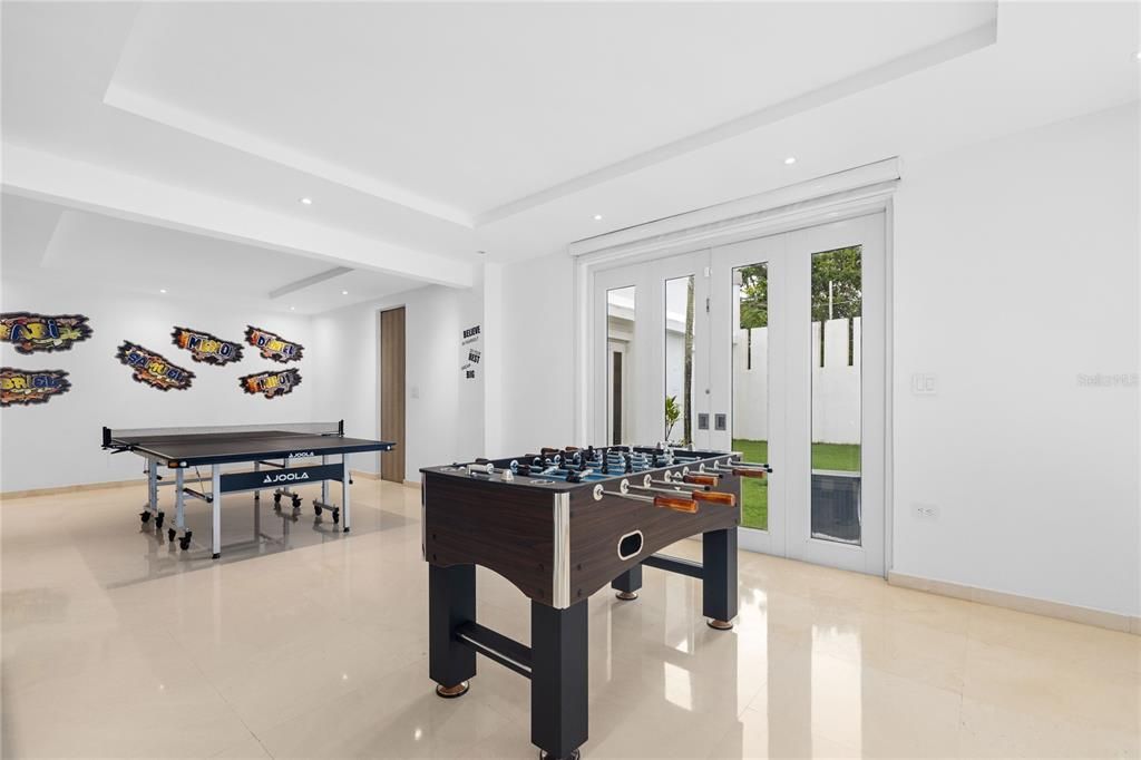 For Sale: $2,900,000 (5 beds, 5 baths, 6000 Square Feet)