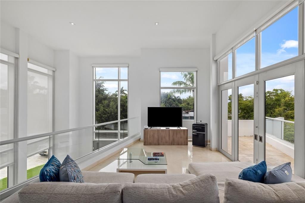 For Sale: $2,900,000 (5 beds, 5 baths, 6000 Square Feet)