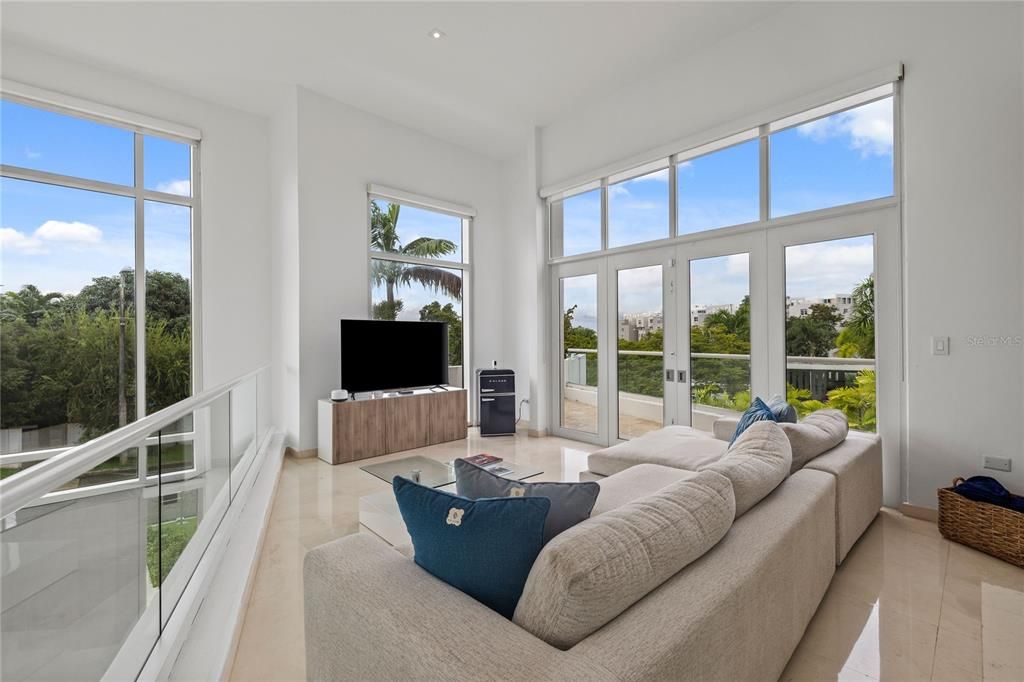 For Sale: $2,900,000 (5 beds, 5 baths, 6000 Square Feet)