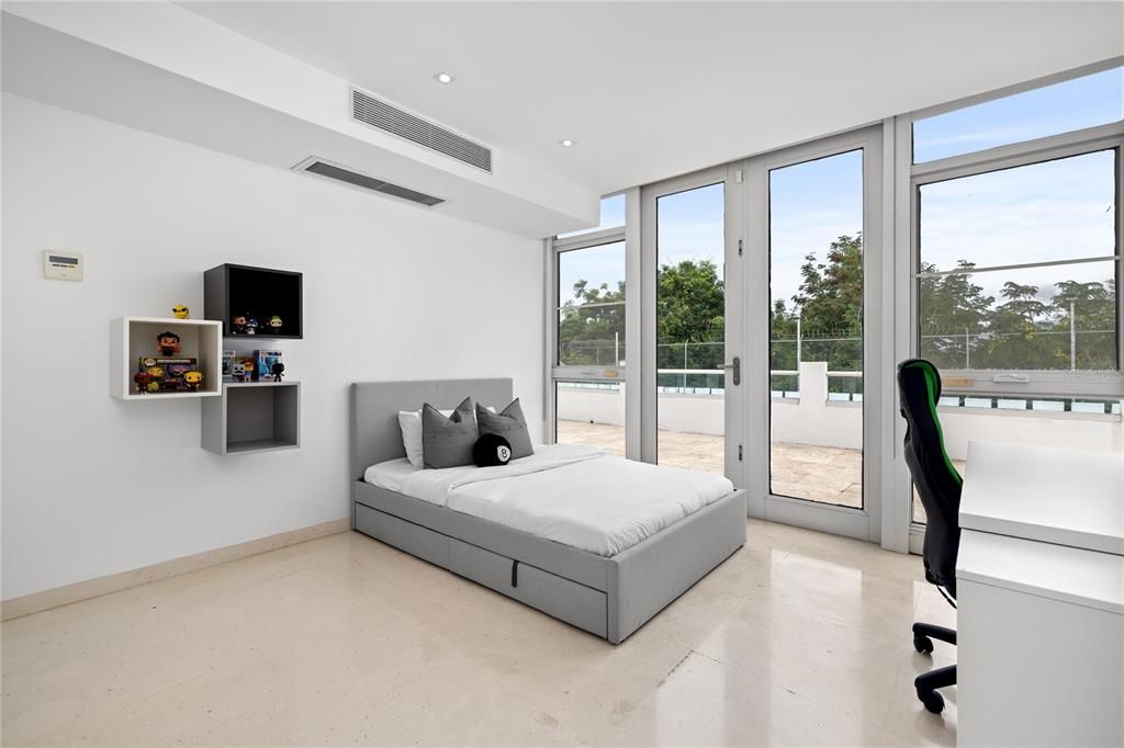 For Sale: $2,900,000 (5 beds, 5 baths, 6000 Square Feet)