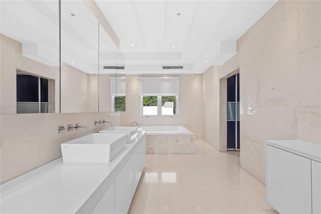 For Sale: $2,900,000 (5 beds, 5 baths, 6000 Square Feet)