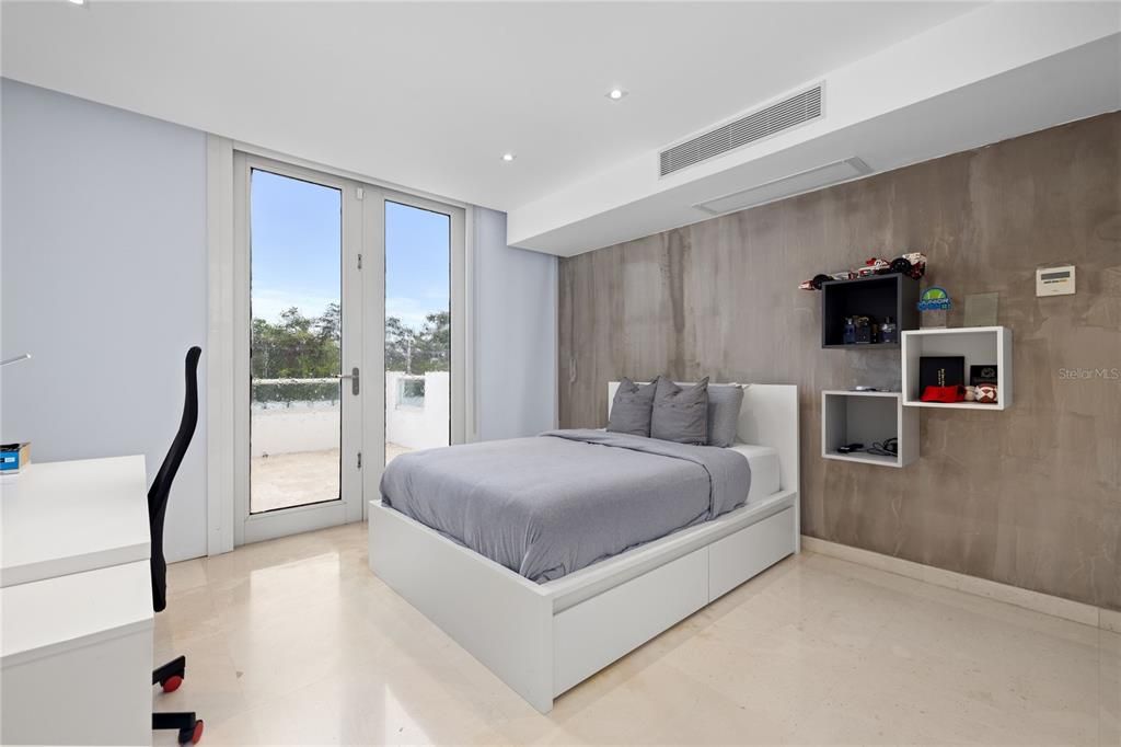 For Sale: $2,900,000 (5 beds, 5 baths, 6000 Square Feet)