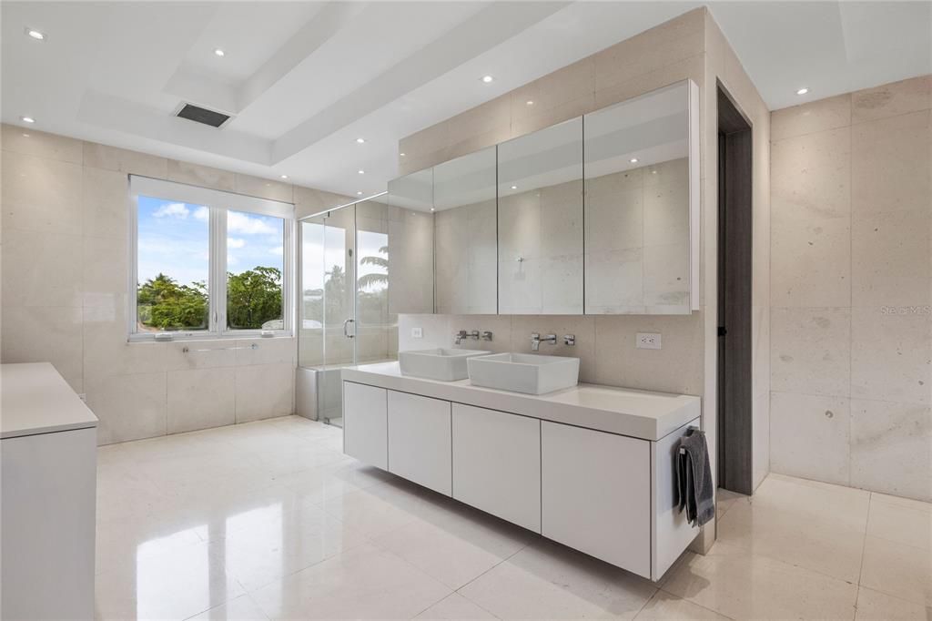 For Sale: $2,900,000 (5 beds, 5 baths, 6000 Square Feet)