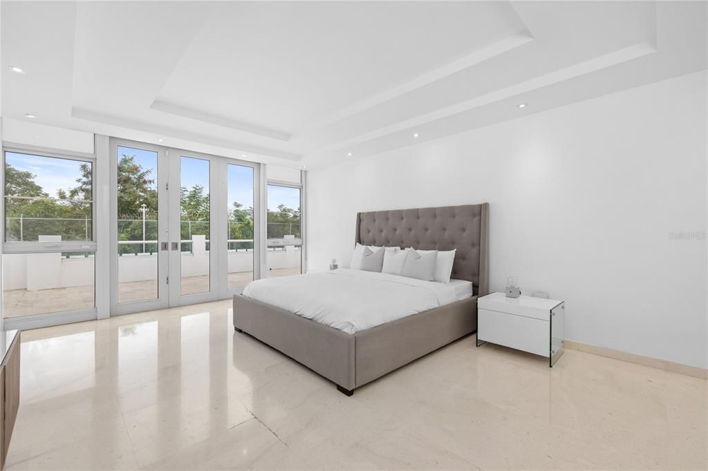 For Sale: $2,900,000 (5 beds, 5 baths, 6000 Square Feet)