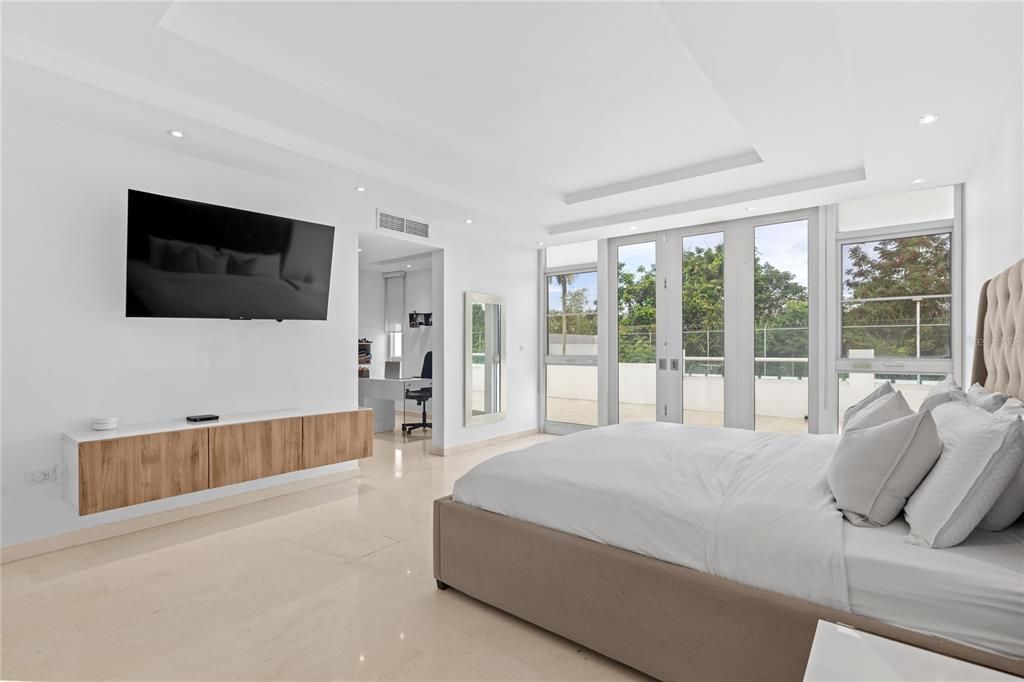 For Sale: $2,900,000 (5 beds, 5 baths, 6000 Square Feet)