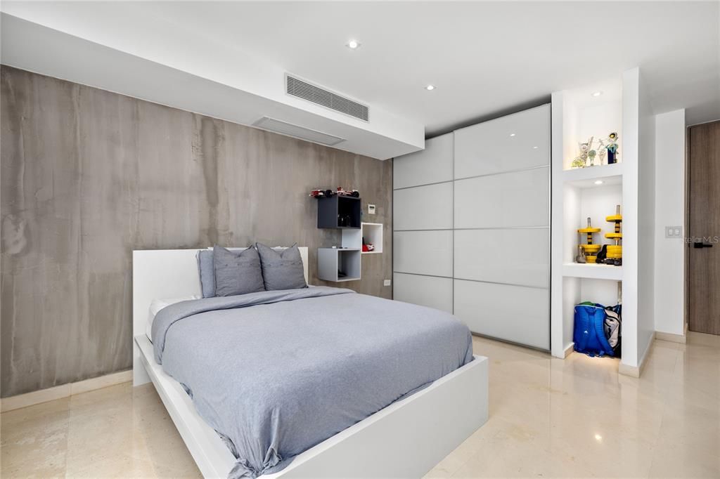 For Sale: $2,900,000 (5 beds, 5 baths, 6000 Square Feet)