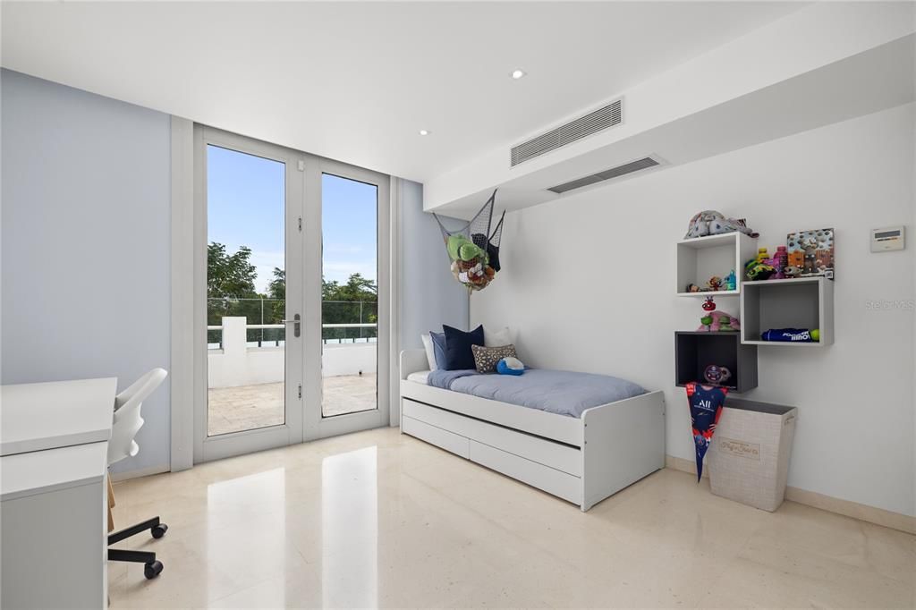 For Sale: $2,900,000 (5 beds, 5 baths, 6000 Square Feet)