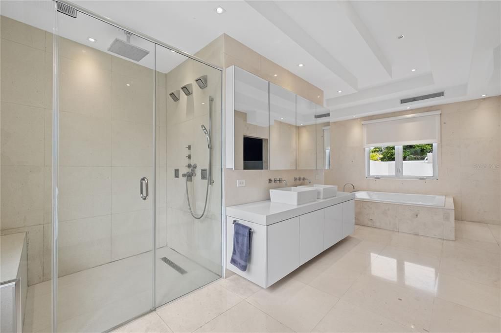 For Sale: $2,900,000 (5 beds, 5 baths, 6000 Square Feet)