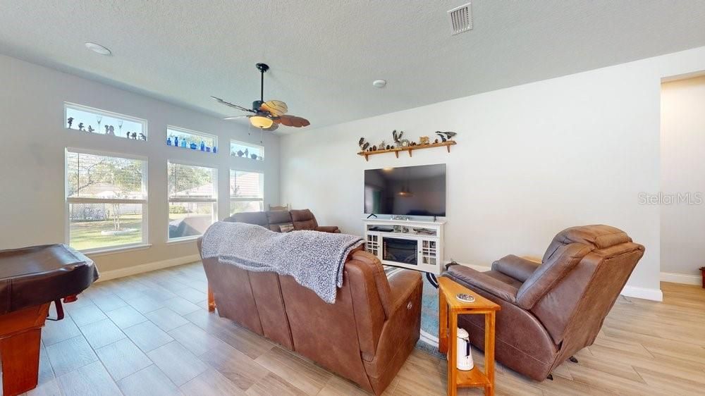 For Sale: $400,000 (3 beds, 2 baths, 1785 Square Feet)