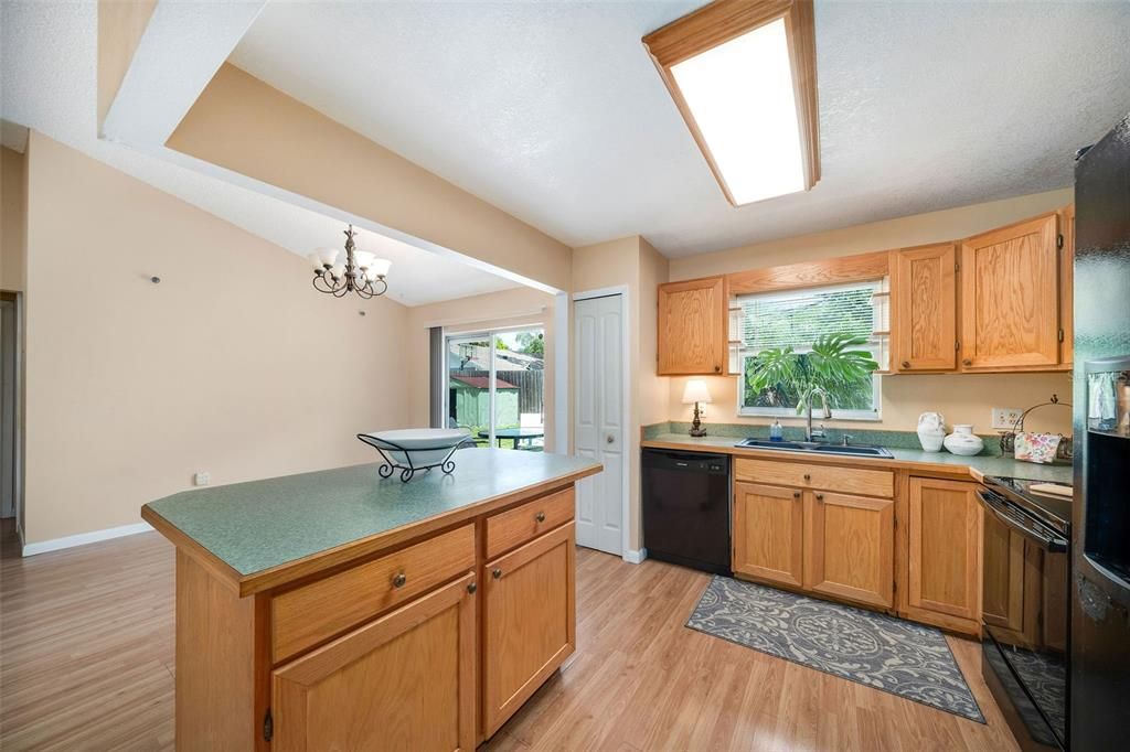 For Sale: $325,000 (3 beds, 2 baths, 1100 Square Feet)