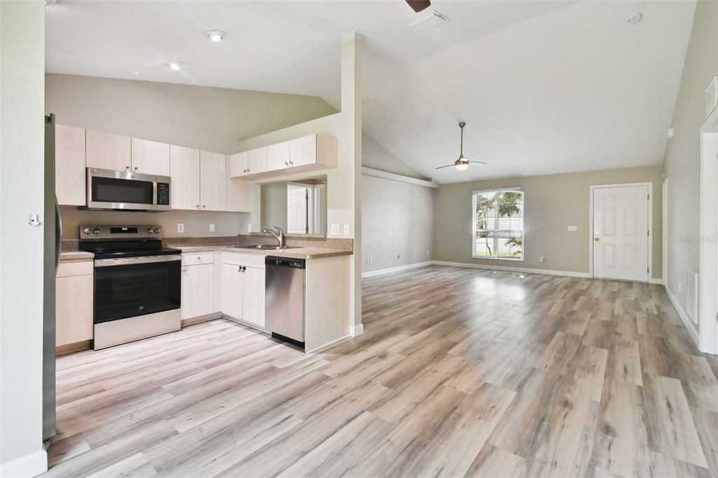 For Sale: $369,000 (3 beds, 2 baths, 1299 Square Feet)