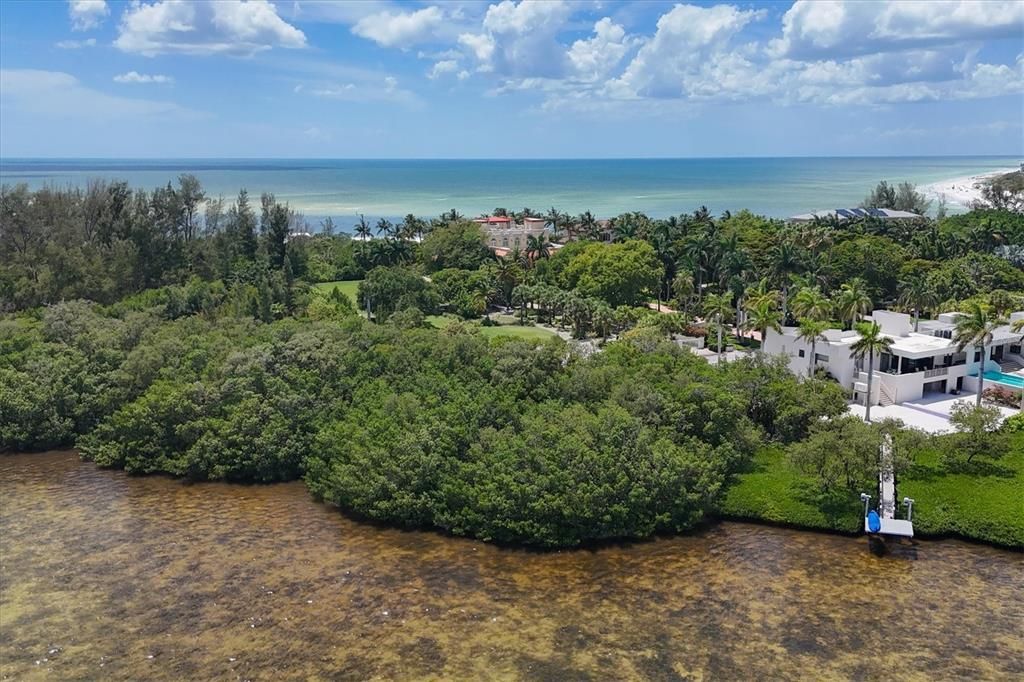 На продажу: $3,600,000 (0.87 acres)