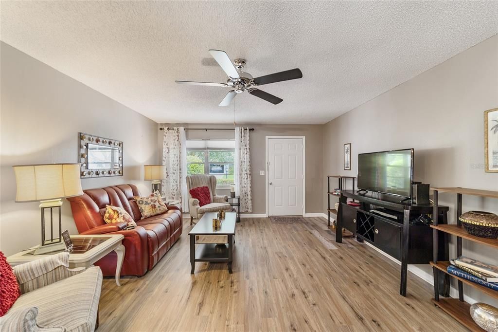 Active With Contract: $154,900 (2 beds, 2 baths, 1341 Square Feet)