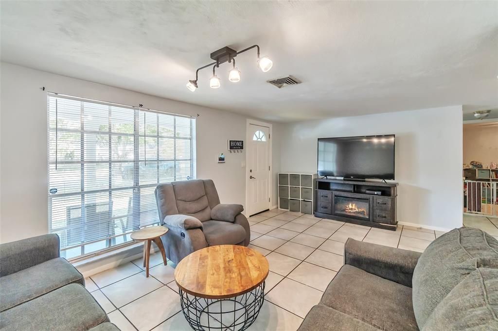 Active With Contract: $250,000 (3 beds, 1 baths, 1248 Square Feet)