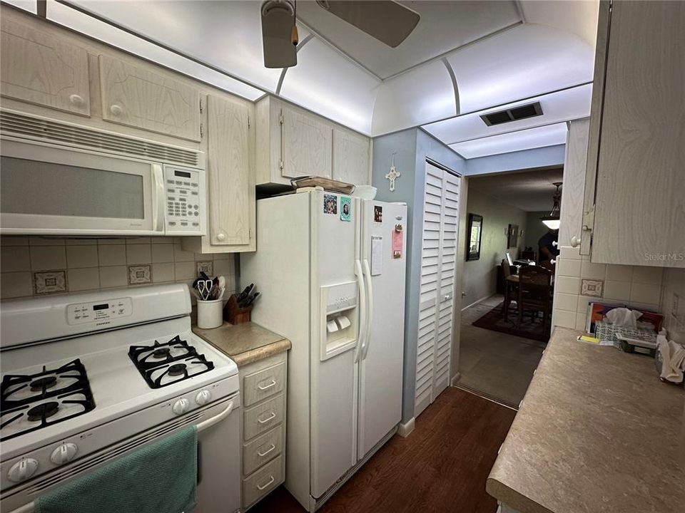 For Sale: $129,900 (2 beds, 2 baths, 1378 Square Feet)