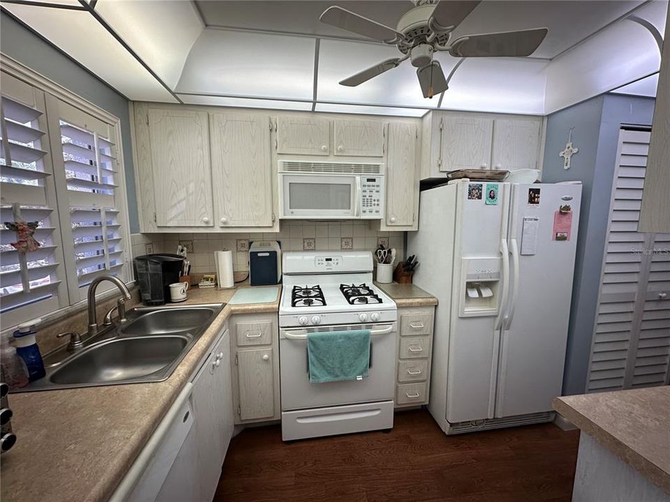 For Sale: $129,900 (2 beds, 2 baths, 1378 Square Feet)