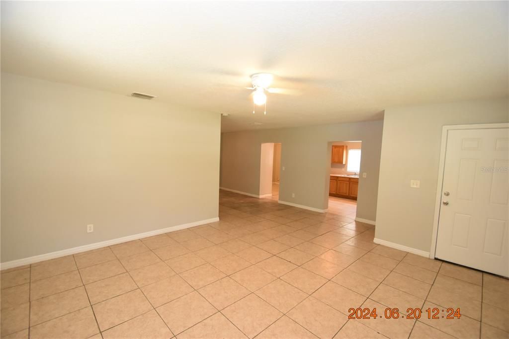 For Rent: $2,095 (4 beds, 2 baths, 1662 Square Feet)