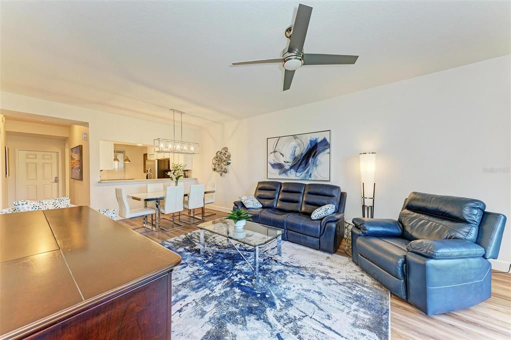 For Sale: $320,000 (2 beds, 2 baths, 1121 Square Feet)