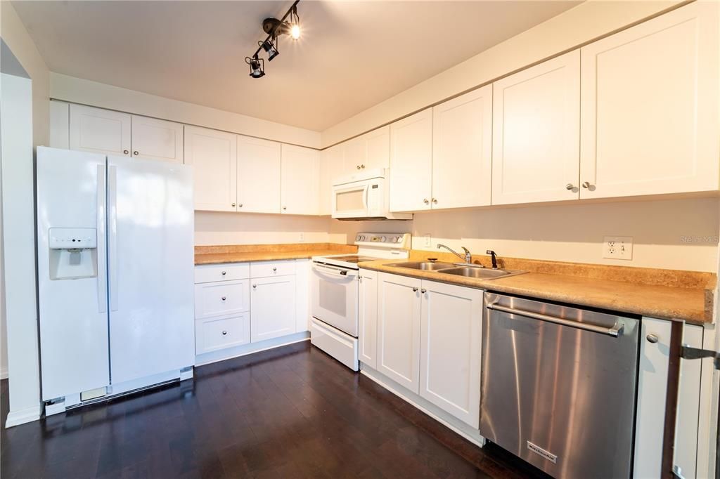 For Sale: $308,900 (2 beds, 2 baths, 1233 Square Feet)