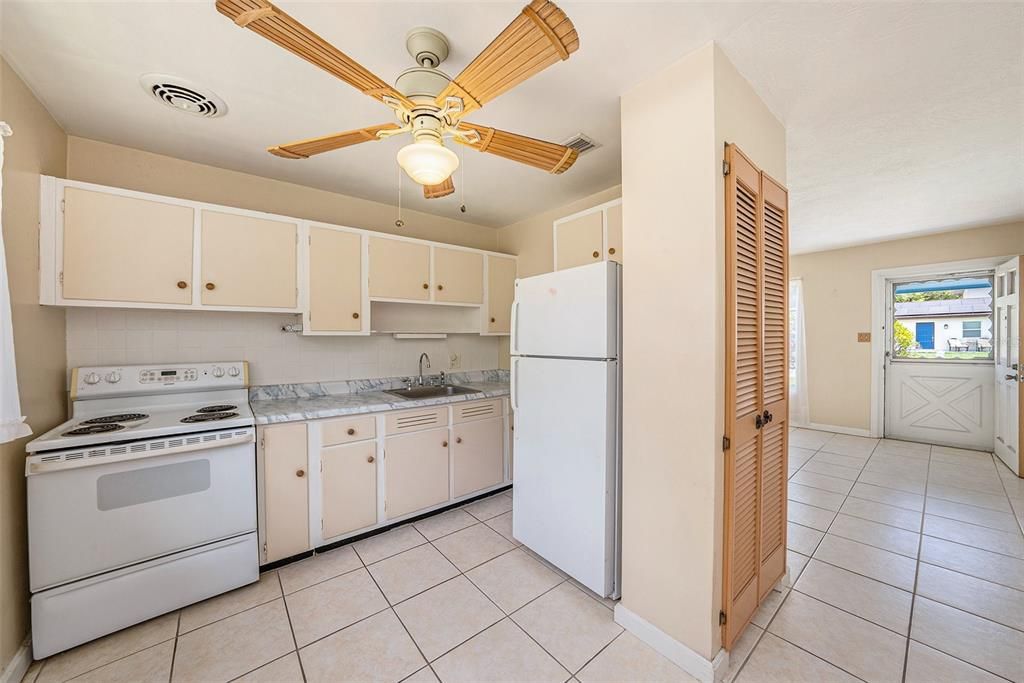 For Sale: $325,000 (3 beds, 1 baths, 850 Square Feet)