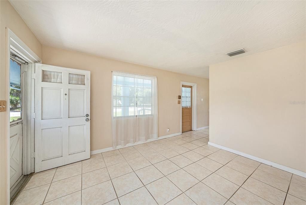 For Sale: $325,000 (3 beds, 1 baths, 850 Square Feet)