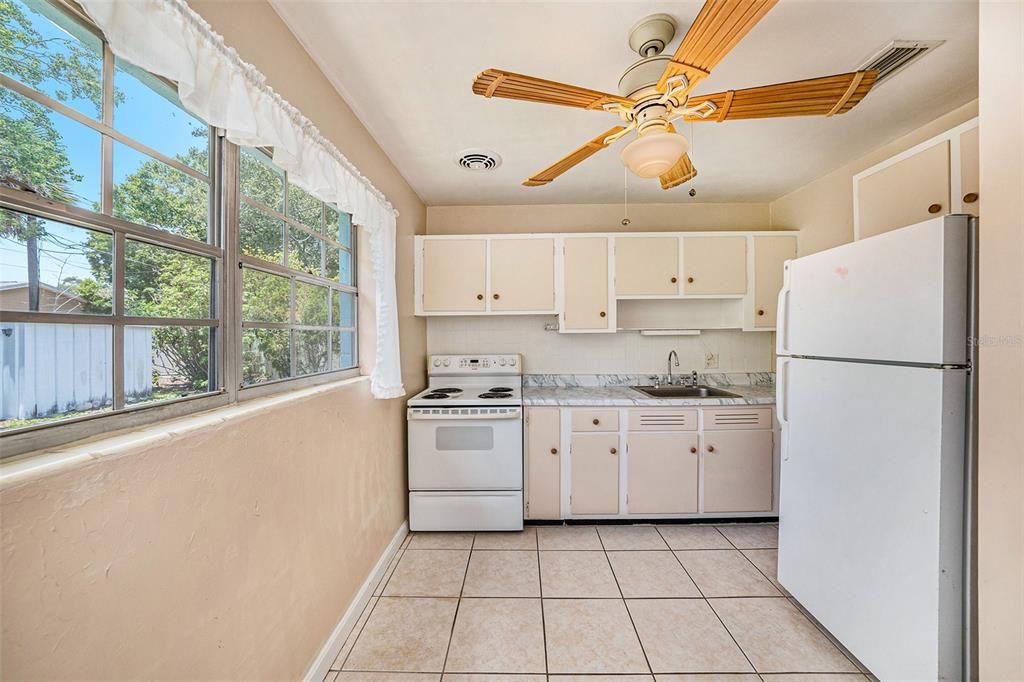 For Sale: $325,000 (3 beds, 1 baths, 850 Square Feet)