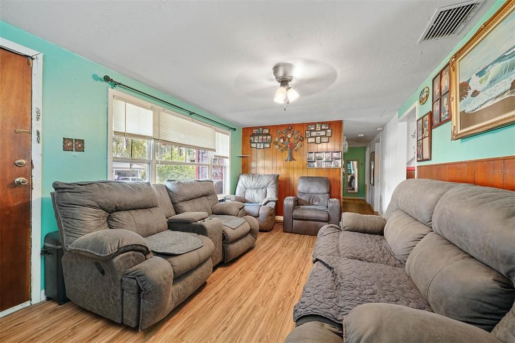 For Sale: $275,000 (3 beds, 1 baths, 1020 Square Feet)