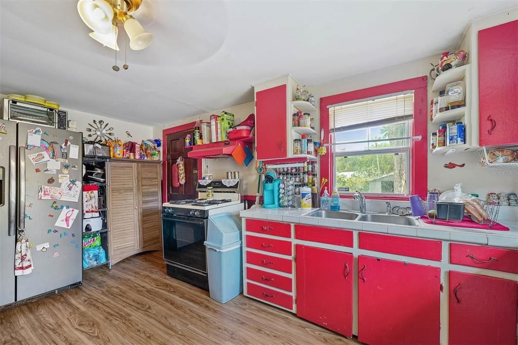 For Sale: $275,000 (3 beds, 1 baths, 1020 Square Feet)