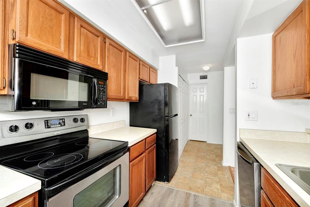 Active With Contract: $1,750 (2 beds, 2 baths, 1266 Square Feet)